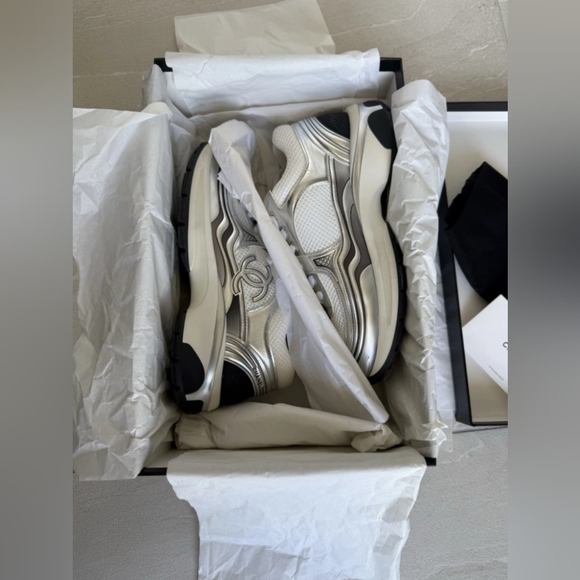 Chanel CC Logo Sneakers - Picture 7 of 8